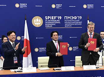 Japan’s State Minister of the Ministry of Economy, Trade and Industry Seki (left); NEXI’s President Nakada (center); and SUEK’s CEO Rashevsky (right)