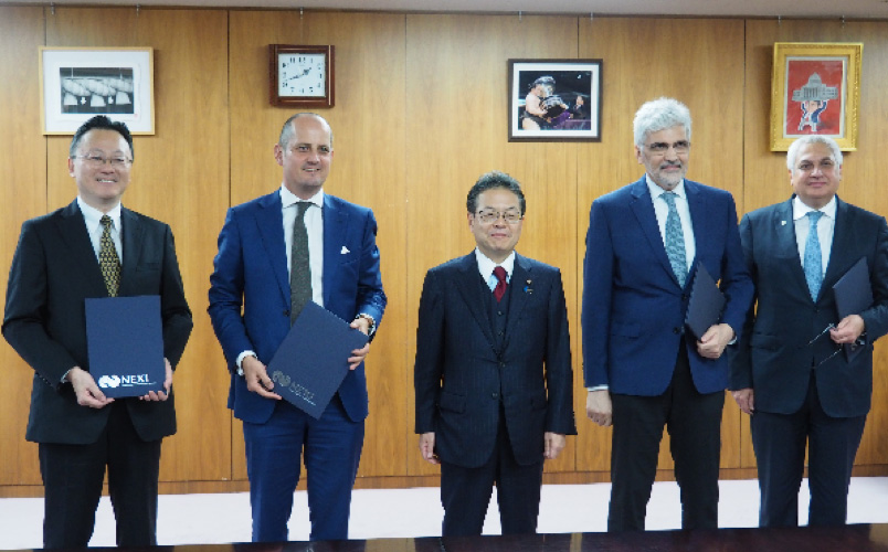 From left side, Mr. Kuroda, Chairman and CEO of NEXI, Mr. Lentaigne, acting CEO of ATI, Mr. Seko, Minister of Economy, Trade and Industry, Dr. Jouini Vice President, Partnership Development of IsDB, Mr. Kaissi, CEO of ICIEC